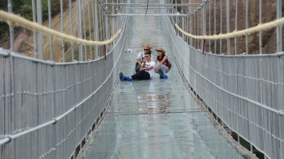 China opens terrifying glass-bottomed bridge in Shiniuzhai park